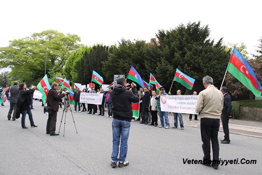 Iran sefirliyinin qrshisinda etiraz mitinqi.