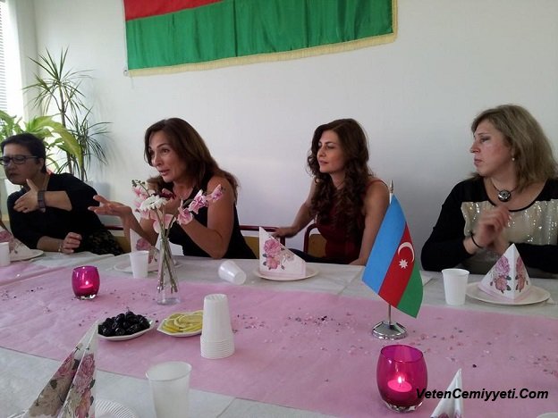 Azerbaycan Evinde qadinlarin toplantisi.